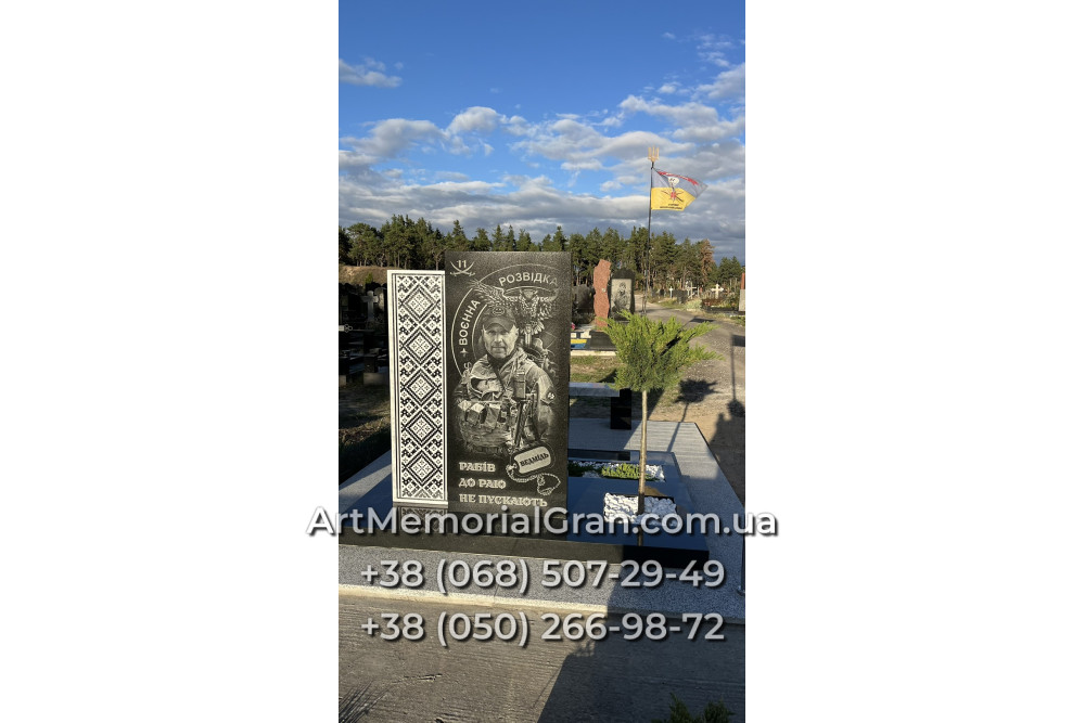 Пам'ятник військовому з мармуру 00925