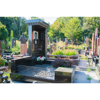 Памятник из черного гранита 