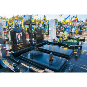 Елітний пам`ятник з чорного граніту 