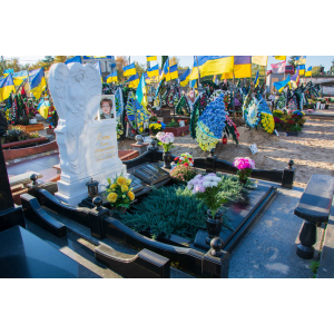 Елітний пам'ятник з мармуру жінці