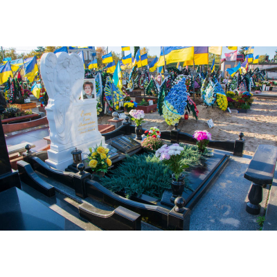 Елітний пам'ятник з мармуру жінці