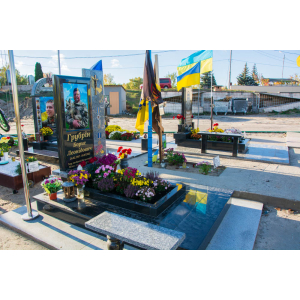 Памятник военному с цветным портретом