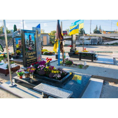 Пам'ятник військовому з кольоровим портретом