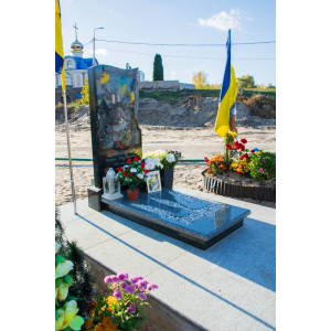 Гранитный памятник военнослужащему