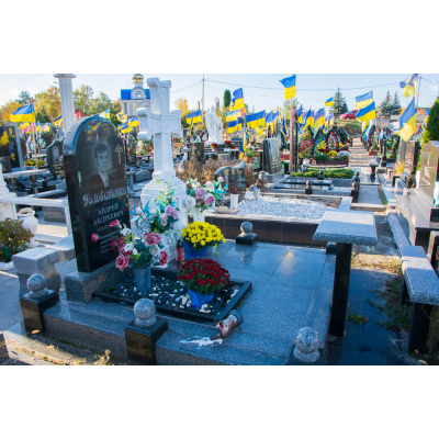 Памятник с мрамора и гранита