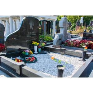 Пам`ятник з чорного граніту для музиканта