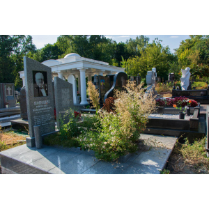 Памятник из серого гранита