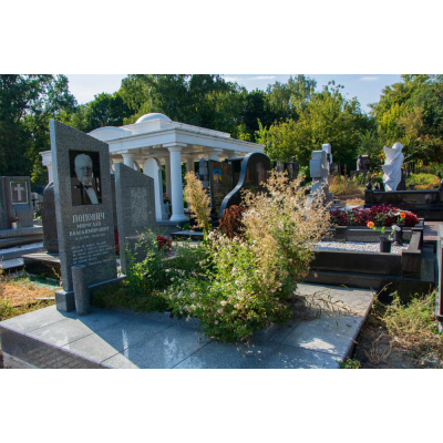 Пам'ятник з сірого граніту