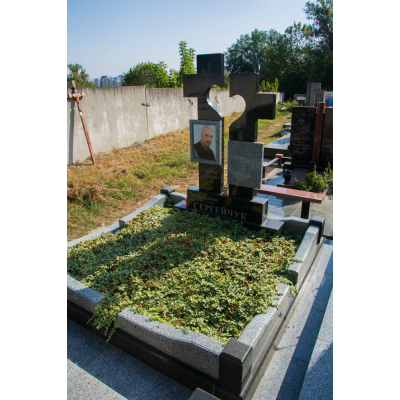 Пам`ятник з хрестом та серцем