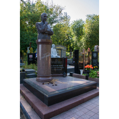 Гранитный памятник со скульптурой