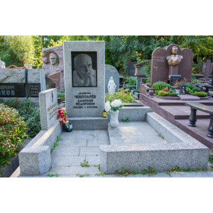 Гранитный памятник из серого камня