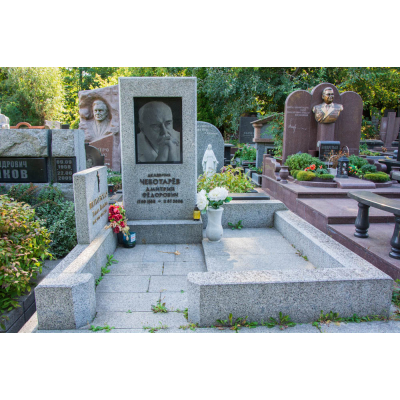 Гранитный памятник из серого камня