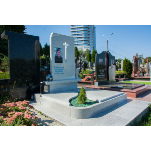 Гранитный памятник серого цвета
