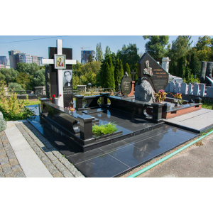 Пам'ятник з білим хрестом