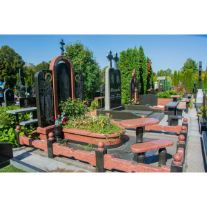 Елітний пам'ятник з червоного та чорного граніту
