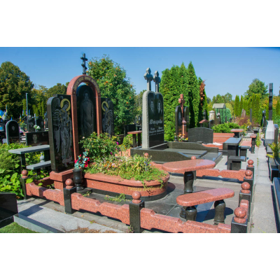 Елітний пам'ятник з червоного та чорного граніту