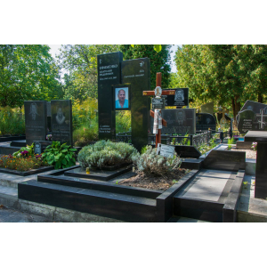 Високий ам'ятник з граніту 