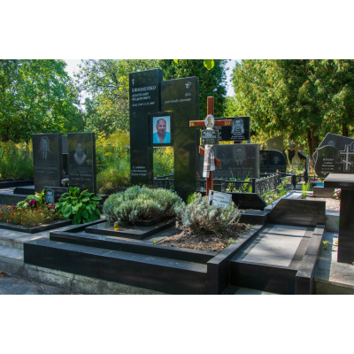 Високий ам'ятник з граніту 