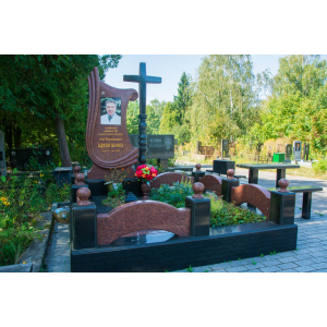 Гранітний пам'ятник з хрестом