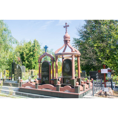 Елітний пам'ятник з куполом
