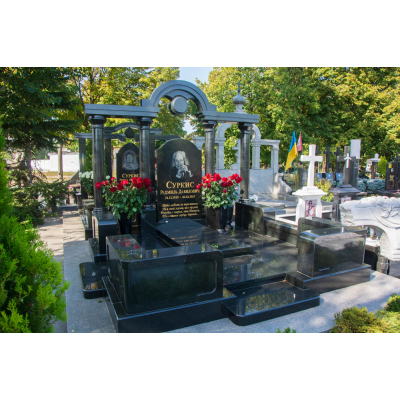 Элитный памятник из черного камня