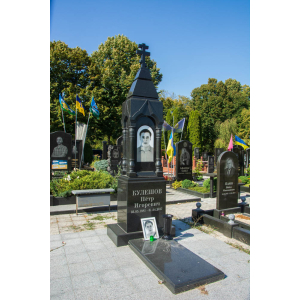 Гранітний пам'ятник без огорожі
