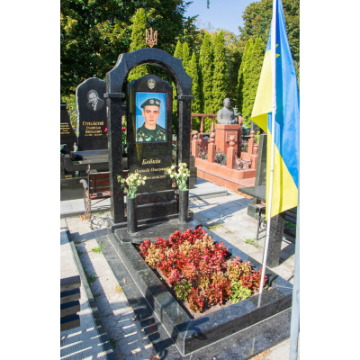 Гранітний пам'ятник для військових