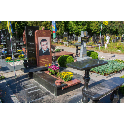 Памятник для военного в сочетании черного и красного гранита