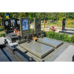 Памятник зеленого гранита - маславка