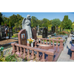 Елітний пам'ятник з великою скульптурою ангела