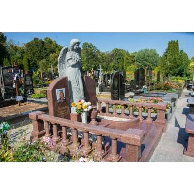 Елітний пам'ятник з великою скульптурою ангела
