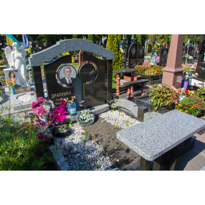 Подвійний пам'ятник з чорного та сірого граніту 