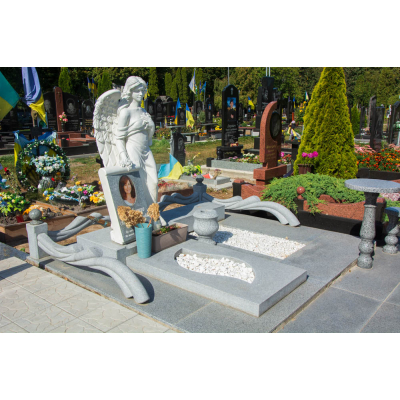 Елітний пам'ятник зі скульптурою