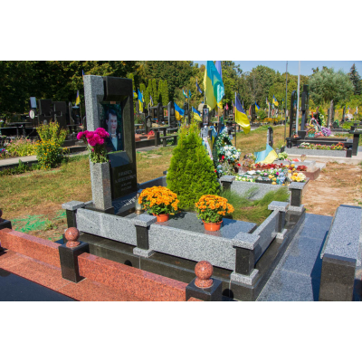 Гранітний пам'ятник хлопцю з сірого граніту