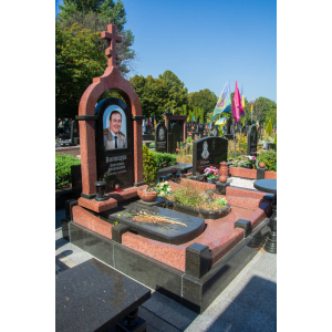 Пам`ятник військовому з хрестом 