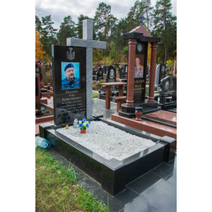 Пам'ятник з хрестом для військових
