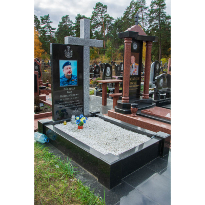 Памятник с крестом для военных