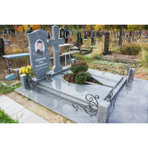 Памятник из серого гранита и крестом
