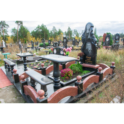 Гранітний пам'ятник з скорботною матір'ю