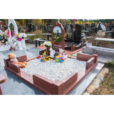 Пам'ятник дитині з червоного каменю