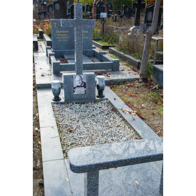 Пам'ятник з сірого граніту