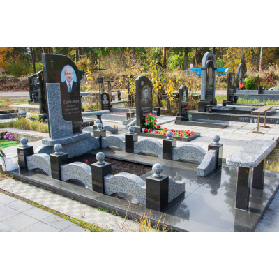 Гранітний пам'ятник чоловіку з сірого каменю
