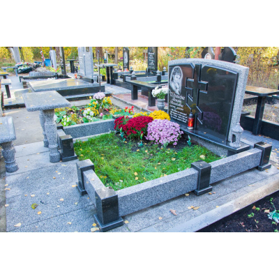 Пам'ятник з хрестом для двох