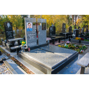 Пам'ятник з сірого та чорного граніту