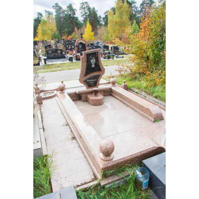Гранитный памятник без клумбы