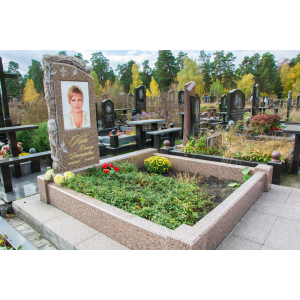 Гранітний пам'ятник коричневого кольору