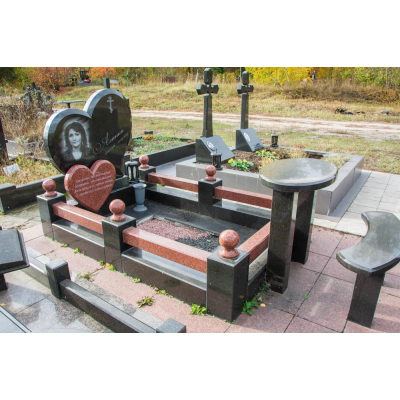 Памятник в виде сердца