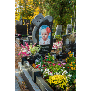 Гранітний дитячий пам'ятник 