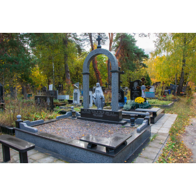 Семейный памятник со скорбной фигурой