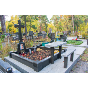  Пам'ятник у вигляді хреста з граніту